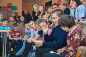 rsz_serik_aynur_-_kids_are_playing_a_game_where_they_had_to_make_up_a_story_using_words_written_on_their_cards