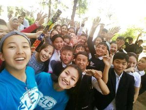 Didana Suseeva - Suseeva Didana'15. Fianl selfie with 7 graders of Tokmok school#1