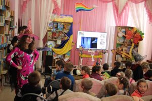 Myroslava Yarkova'16 giving puzzles to kids