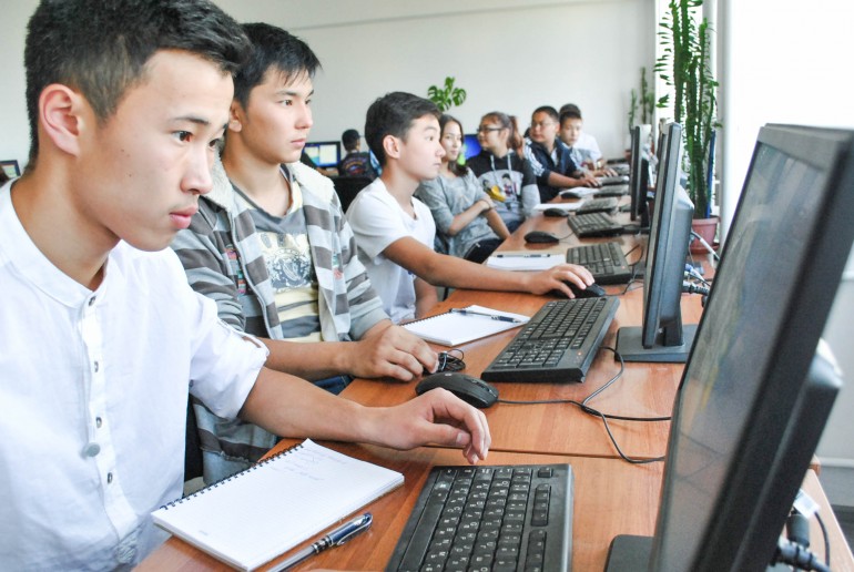 Ученики кз. Китаец за компьютером. Казах студент. Казах программист. Казахские школьники.
