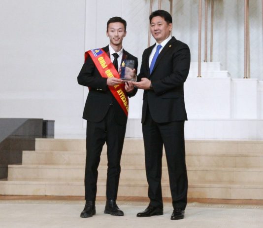 Mongolian Prime Minister Awards FLEX Alumnus with “Young Person of the Year”