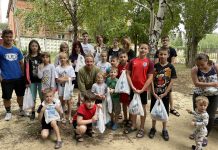 Alumni in Slovakia Volunteer to Help Ukrainians in Need