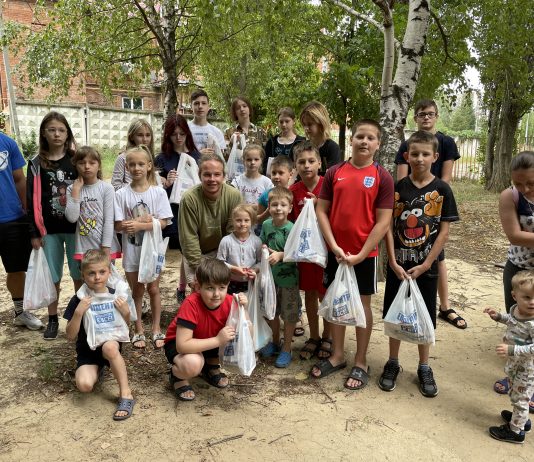 Alumni in Slovakia Volunteer to Help Ukrainians in Need